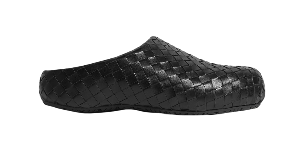 Bottega Veneta がイントレチャートを纏った新作ミュール Klog Mule を発表